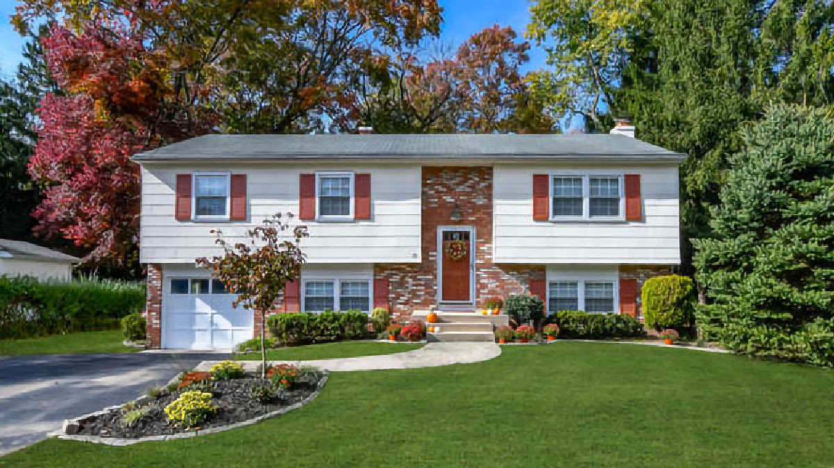 Rent a spacious off-campus home in Ewing, NJ. Live with in walking distance of TCNJ & Rider Rent Off Campus Housing at TCNJ & Rider | 13 Great Woods, Ewing